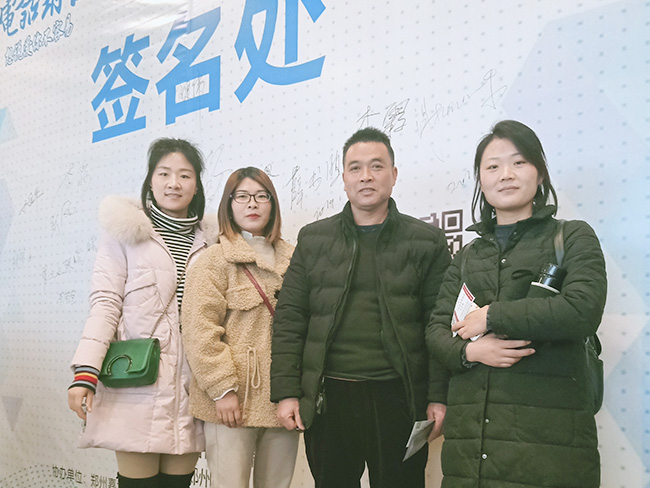 參加營(yíng)銷(xiāo)會(huì )議合影